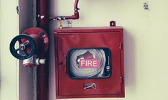 Как работают противопожарные двери: правильное использование конструкции с выпадающим порогом